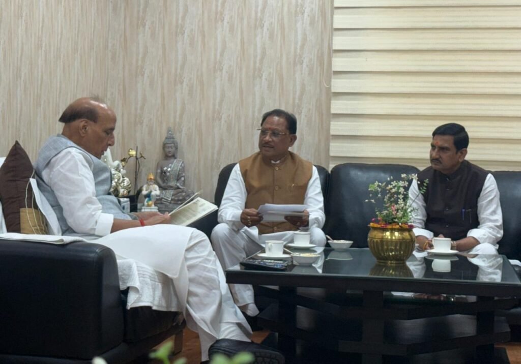 बिलासा देवी एयरपोर्ट विस्तार को मिली रफ्तार: CM विष्णुदेव साय और केंद्रीय मंत्री तोखन साहू ने राजनाथ सिंह से की अहम मुलाकात, भूमि हस्तांतरण व इंडस्ट्रियल पार्क पर बनी सहमति 2 1002556454