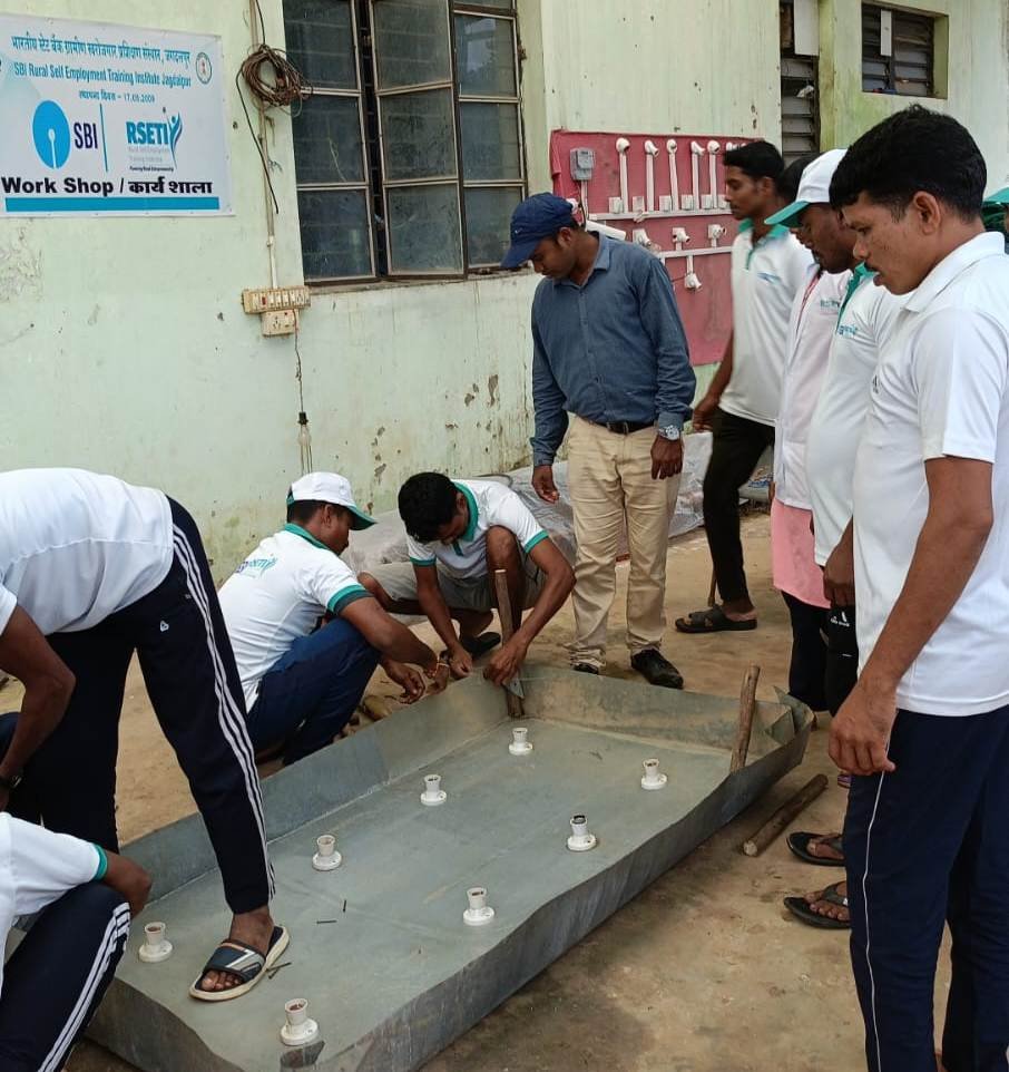 बीजापुर के आत्मसमर्पित माओवादी समाज की मुख्यधारा में लौटे — 32 पूर्व नक्सलियों ने कुक्कुटपालन-बकरीपालन प्रशिक्षण पूरा किया, स्वरोजगार और स्थिर जीवन की ओर बढ़ाया कदम 2 1002577914