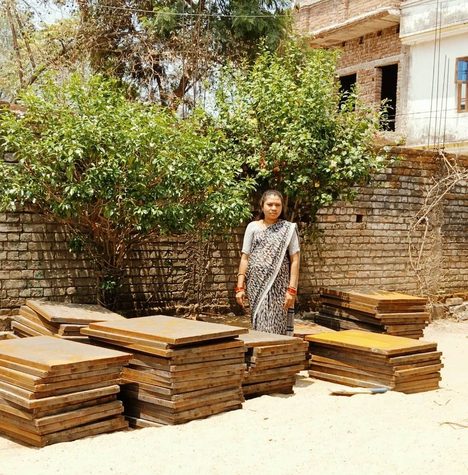 बिर्रा गांव की रश्मि ने सेंट्रिंग प्लेट से बदल दिया जीवन : पीएम आवास योजना में अवसर पाकर बनी 20 हजार रुपये मासिक कमाई वाली आत्मनिर्भर महिला उद्यमी 2 1002623244