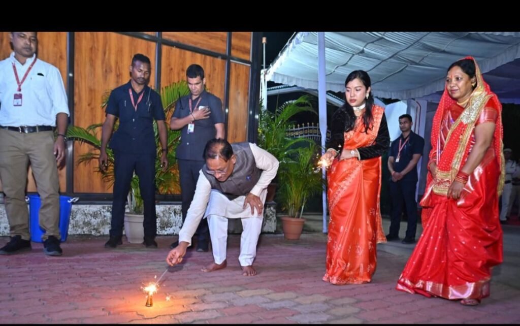 गृह ग्राम बगिया में सीएम विष्णुदेव साय ने परिवार संग मनाई दिवाली, बोले– हर छत्तीसगढ़वासी के जीवन में जगमगाते रहें सुख-समृद्धि के दीप 3 1002647666