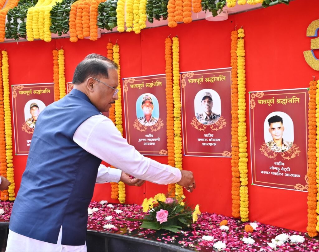 पुलिस स्मृति दिवस: राज्यपाल रमेन डेका और मुख्यमंत्री विष्णु देव साय ने शहीद जवानों को नमन किया, कहा – वीरों का त्याग हमेशा देगा कर्तव्य और समर्पण की प्रेरणा 3 1002648992