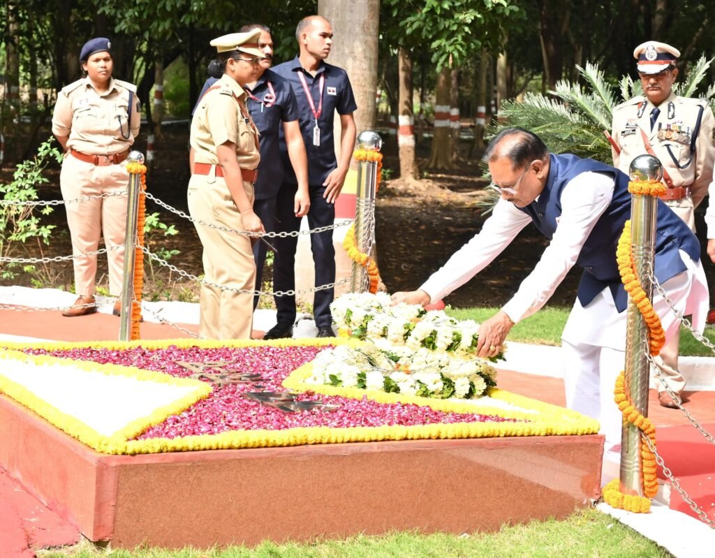 पुलिस स्मृति दिवस: राज्यपाल रमेन डेका और मुख्यमंत्री विष्णु देव साय ने शहीद जवानों को नमन किया, कहा – वीरों का त्याग हमेशा देगा कर्तव्य और समर्पण की प्रेरणा 2 1002648994
