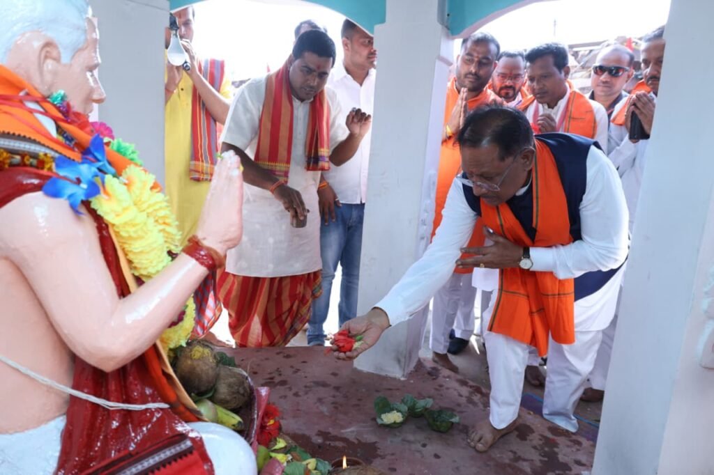 सुशासन का दीपोत्सव: संतों की कृपा और जनता के विश्वास से ही संभव हुआ विकास का उजियारा – CM विष्णु देव साय 3 1002650555