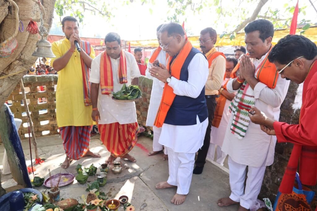 सुशासन का दीपोत्सव: संतों की कृपा और जनता के विश्वास से ही संभव हुआ विकास का उजियारा – CM विष्णु देव साय 2 1002650556