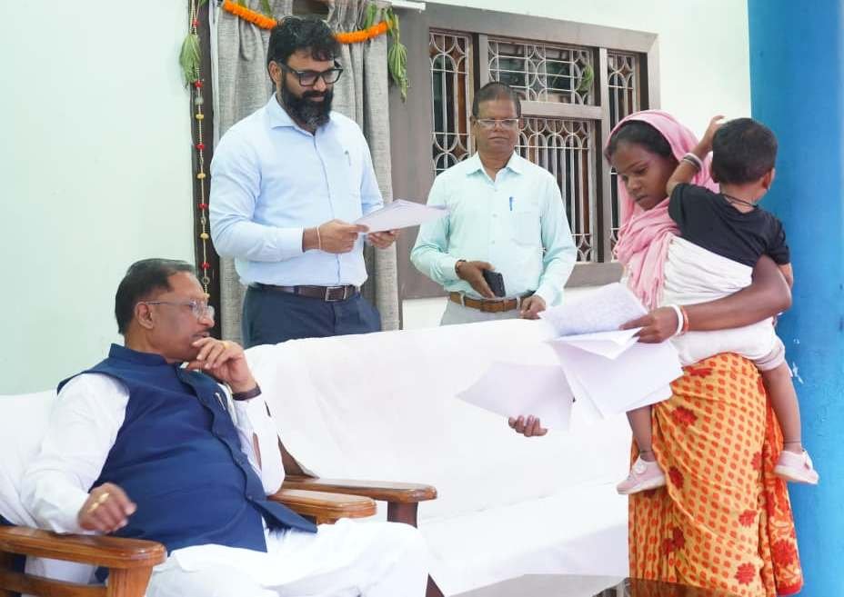 गृह ग्राम बगिया में CM साय का जनसंपर्क, लोगों से मिले, समस्याएं सुनीं और दिए त्वरित समाधान के निर्देश 2 1002652896