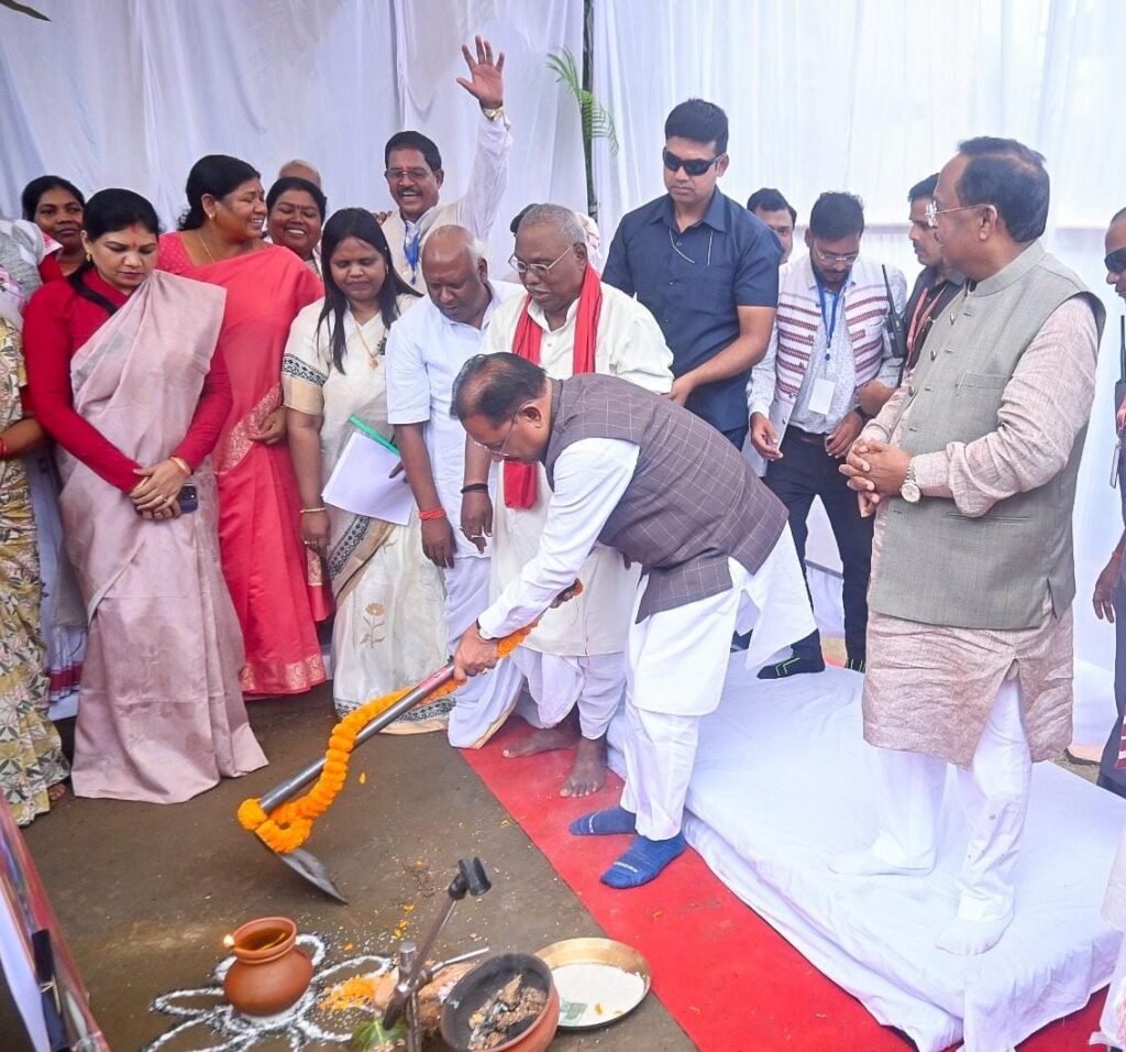 बाबा कार्तिक उरांव ने जनजातीय समाज के उत्थान हेतु अपना जीवन किया समर्पित - मुख्यमंत्री विष्णु देव साय 2 1002699311