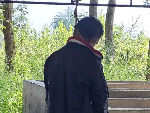 बस्तर में 69 साल के बुजुर्ग ने फांसी लगाकर की आत्महत्या : भतीजे को पहले किया कॉल, पुलिस जांच में जुटी 1 1003159909 1761382542