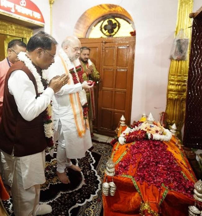 केंद्रीय गृह मंत्री अमित शाह और मुख्यमंत्री विष्णुदेव साय ने मां दंतेश्वरी की पूजा-अर्चना कर देश-प्रदेश की सुख-शांति, समृद्धि और खुशहाली का मांगा आशीर्वाद 1 IMG 20251004 WA0041 1
