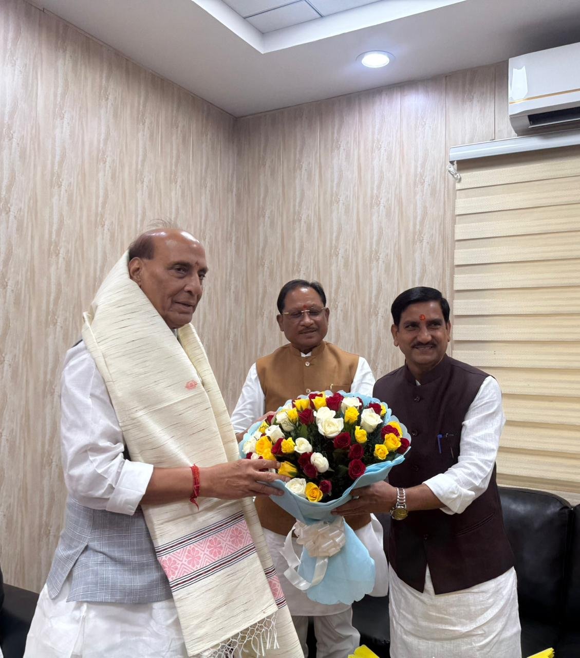 बिलासा देवी एयरपोर्ट विस्तार को मिली रफ्तार: CM विष्णुदेव साय और केंद्रीय मंत्री तोखन साहू ने राजनाथ सिंह से की अहम मुलाकात, भूमि हस्तांतरण व इंडस्ट्रियल पार्क पर बनी सहमति 1 IMG 20251006 WA0019