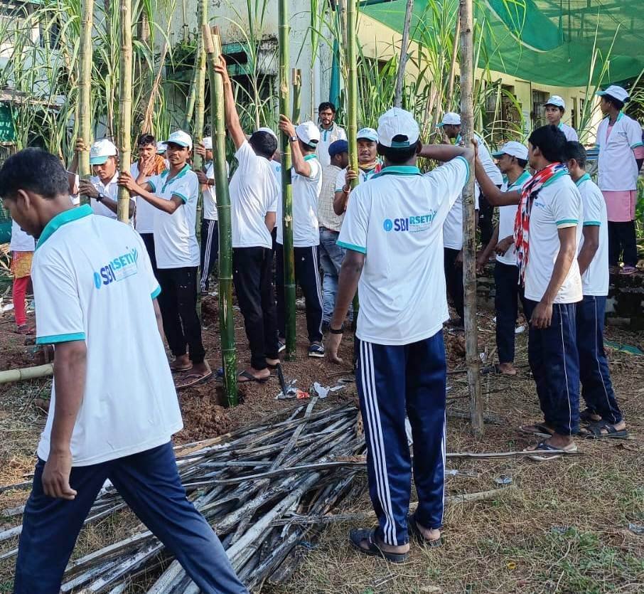 बीजापुर के आत्मसमर्पित माओवादी समाज की मुख्यधारा में लौटे — 32 पूर्व नक्सलियों ने कुक्कुटपालन-बकरीपालन प्रशिक्षण पूरा किया, स्वरोजगार और स्थिर जीवन की ओर बढ़ाया कदम 1 IMG 20251009 WA0016