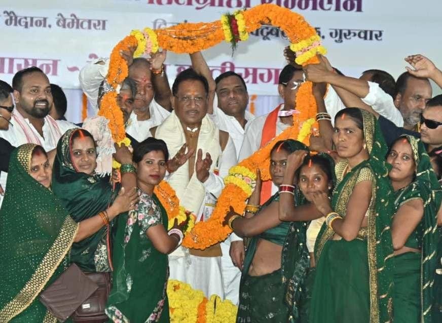 CM विष्णु देव साय ने बेमेतरा में 47 विकास कार्यों का किया लोकार्पण :सिंघोरा में विद्युत उपकेंद्र और अमोरा में शिवनाथ बैराज की भी घोषणा 1 IMG 20251010 WA0007