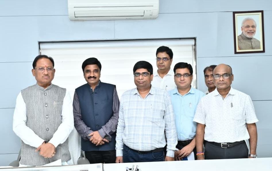 मुख्यमंत्री से मिला कर्मचारी-अधिकारी फेडरेशन और जनसंपर्क अधिकारी संघ का संयुक्त प्रतिनिधिमंडल : विभागीय अधिकारी पर हमला करने वालों पर कड़ी कार्रवाई का आश्वासन 1 IMG 20251010 WA0049