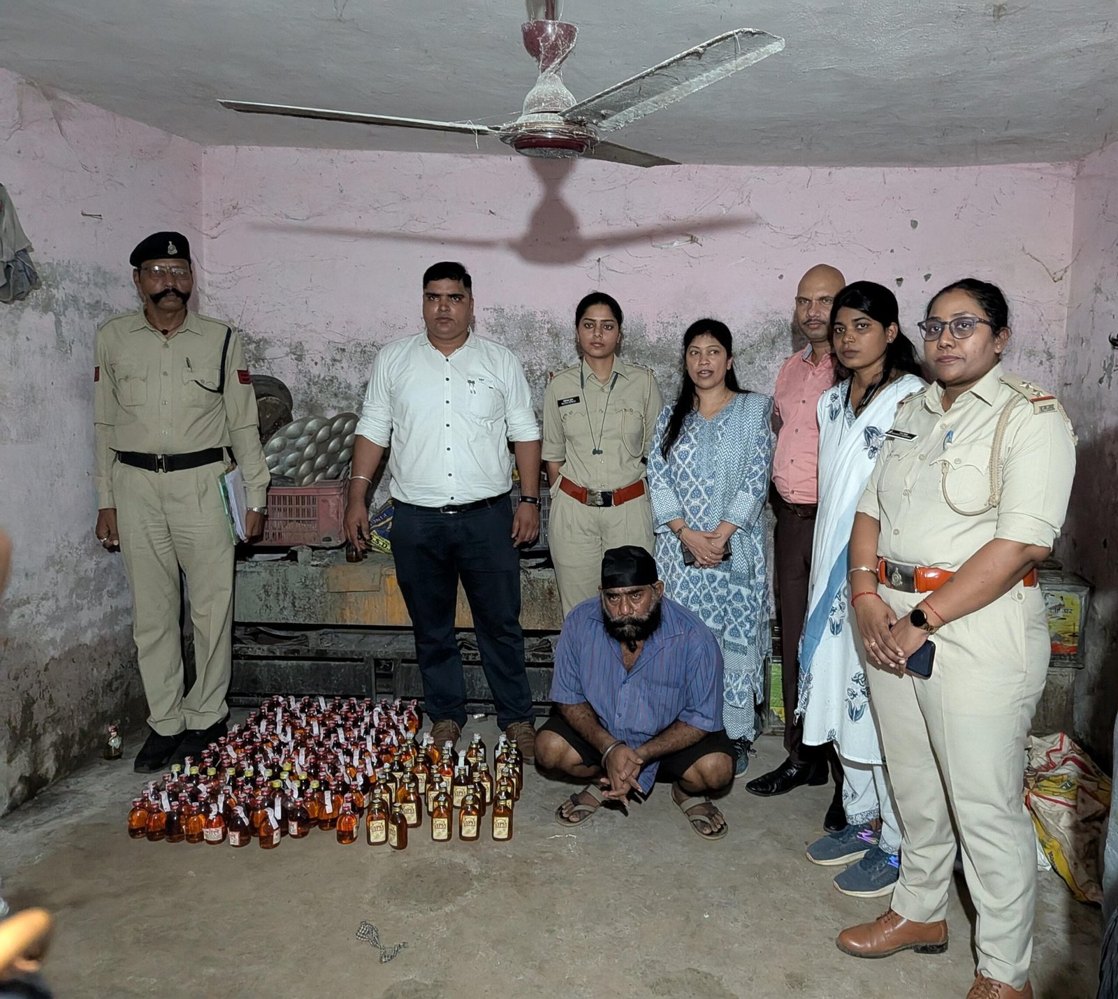 CG News: खरोरा में आबकारी विभाग की बड़ी कार्रवाई, अवैध शराब सहित आरोपी गिरफ्तार 1 IMG 20251014 WA0017 scaled