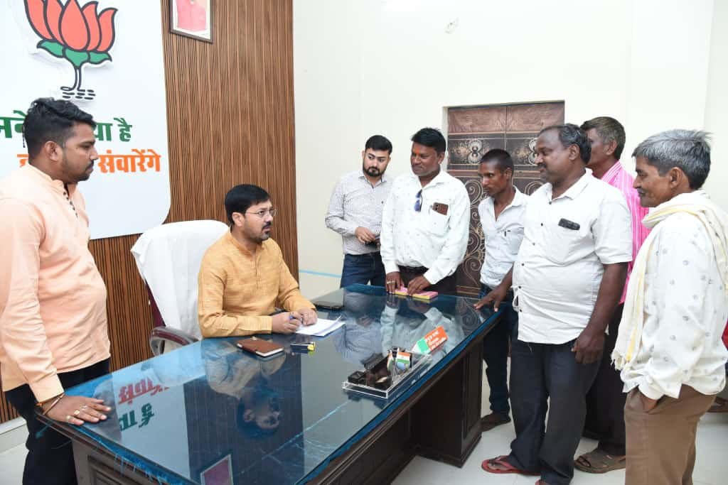 खरोरा में गूंजा जनदर्शन : विधायक अनुज शर्मा बोले — जनता की समस्या समाधान मेरा संकल्प, दिवाली पर ‘लोकल खरीदारी’ की अपील 1 IMG 20251016 WA0030