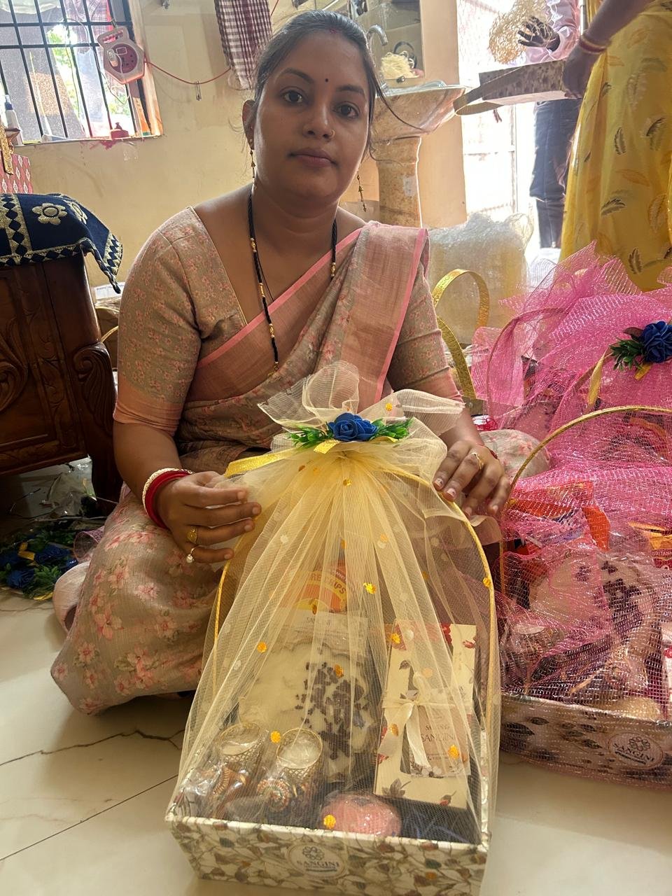 दीपावली पर ‘संगिनी’ का धमाका — बिहान की दीदियों ने बनाए आकर्षक गिफ्ट हैम्पर, 2 लाख तक की कमाई से खुशियां दोगुनी 1 IMG 20251018 WA0007