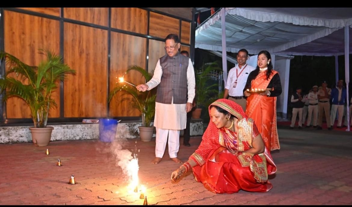 गृह ग्राम बगिया में सीएम विष्णुदेव साय ने परिवार संग मनाई दिवाली, बोले– हर छत्तीसगढ़वासी के जीवन में जगमगाते रहें सुख-समृद्धि के दीप 1 IMG 20251021 WA0004