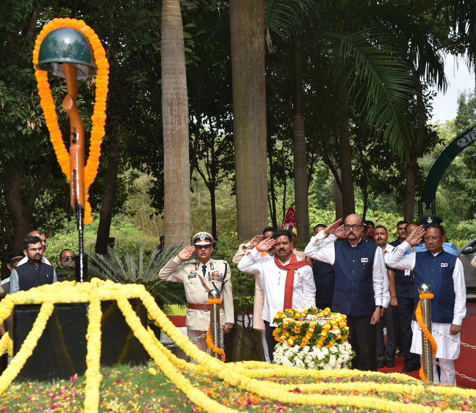 पुलिस स्मृति दिवस: राज्यपाल रमेन डेका और मुख्यमंत्री विष्णु देव साय ने शहीद जवानों को नमन किया, कहा – वीरों का त्याग हमेशा देगा कर्तव्य और समर्पण की प्रेरणा 1 IMG 20251021 WA0014