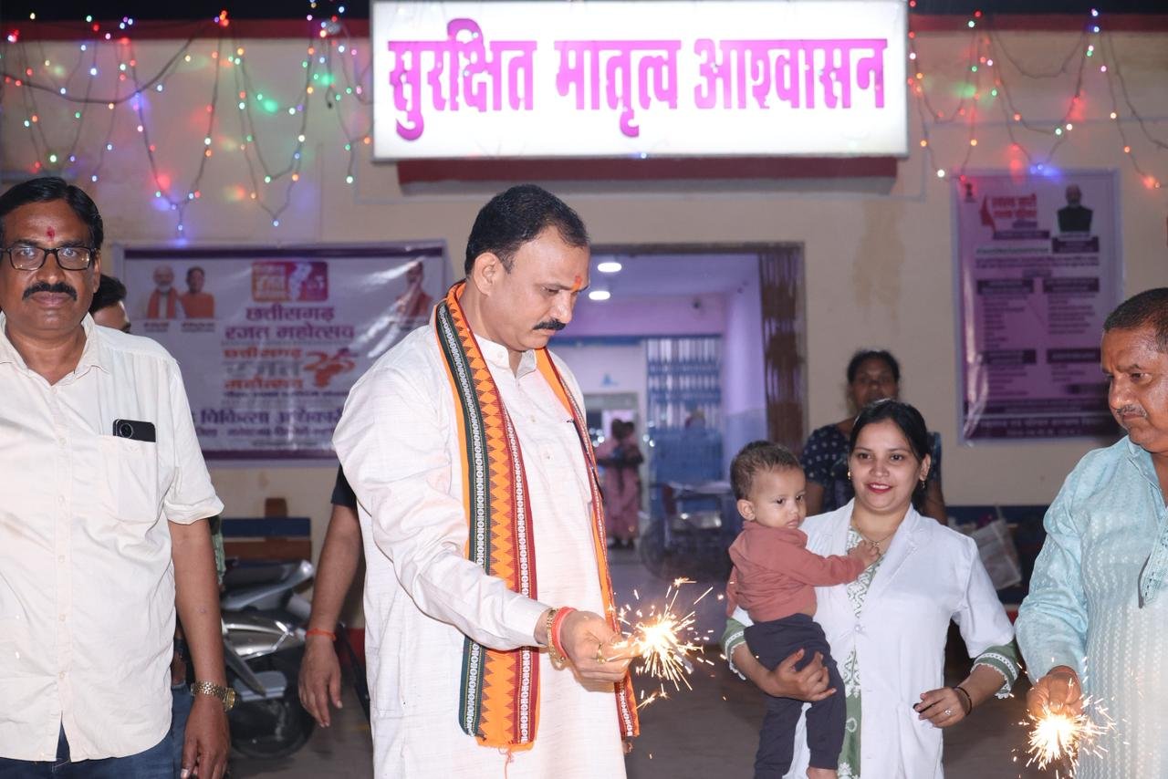स्वास्थ्य मंत्री श्याम बिहारी जायसवाल ने मरीजों और अस्पताल स्टाफ के साथ मनाई दिवाली, फल और मिठाई किया वितरित 1 IMG 20251021 WA0026