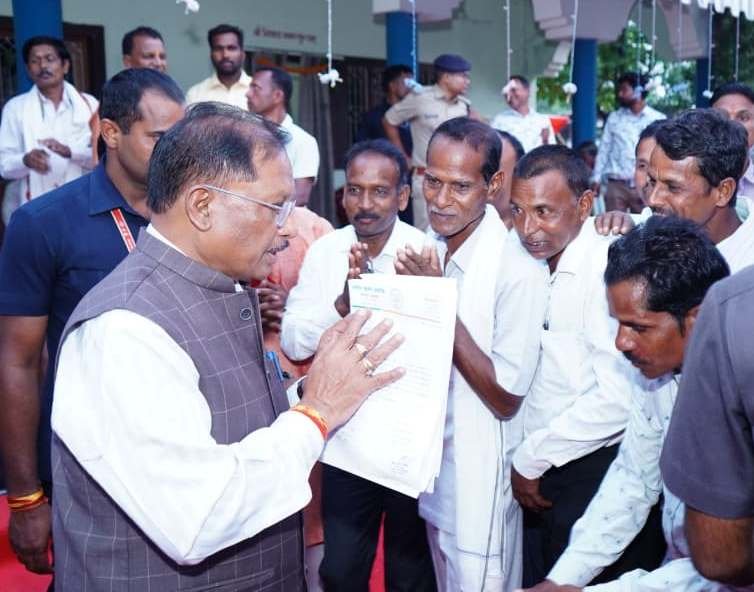 बगिया में दीपावली की उमंग : CM विष्णु देव साय से मिलने पहुंचे हजारों नागरिक, दी शुभकामनाएं और समस्याओं के समाधान के निर्देश 1 IMG 20251021 WA0035