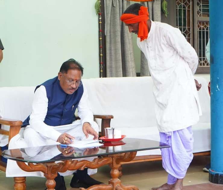 गृह ग्राम बगिया में CM साय का जनसंपर्क, लोगों से मिले, समस्याएं सुनीं और दिए त्वरित समाधान के निर्देश 1 IMG 20251022 WA0000