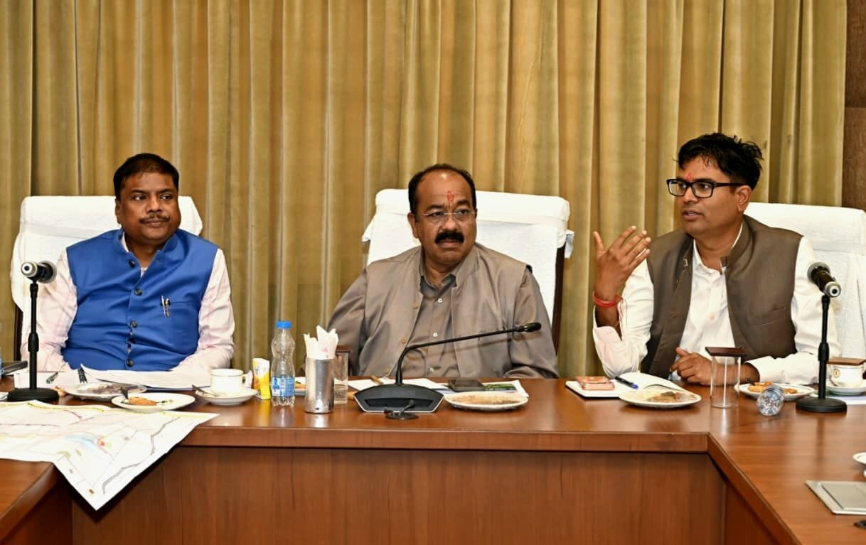 नवा रायपुर राज्योत्सव 2025: उप मुख्यमंत्री अरुण साव ने पीएम मोदी के प्रवास की तैयारियों का किया कड़ा निरीक्षण, अधिकारियों को दिए सख्त निर्देश 1 IMG 20251023 WA0012