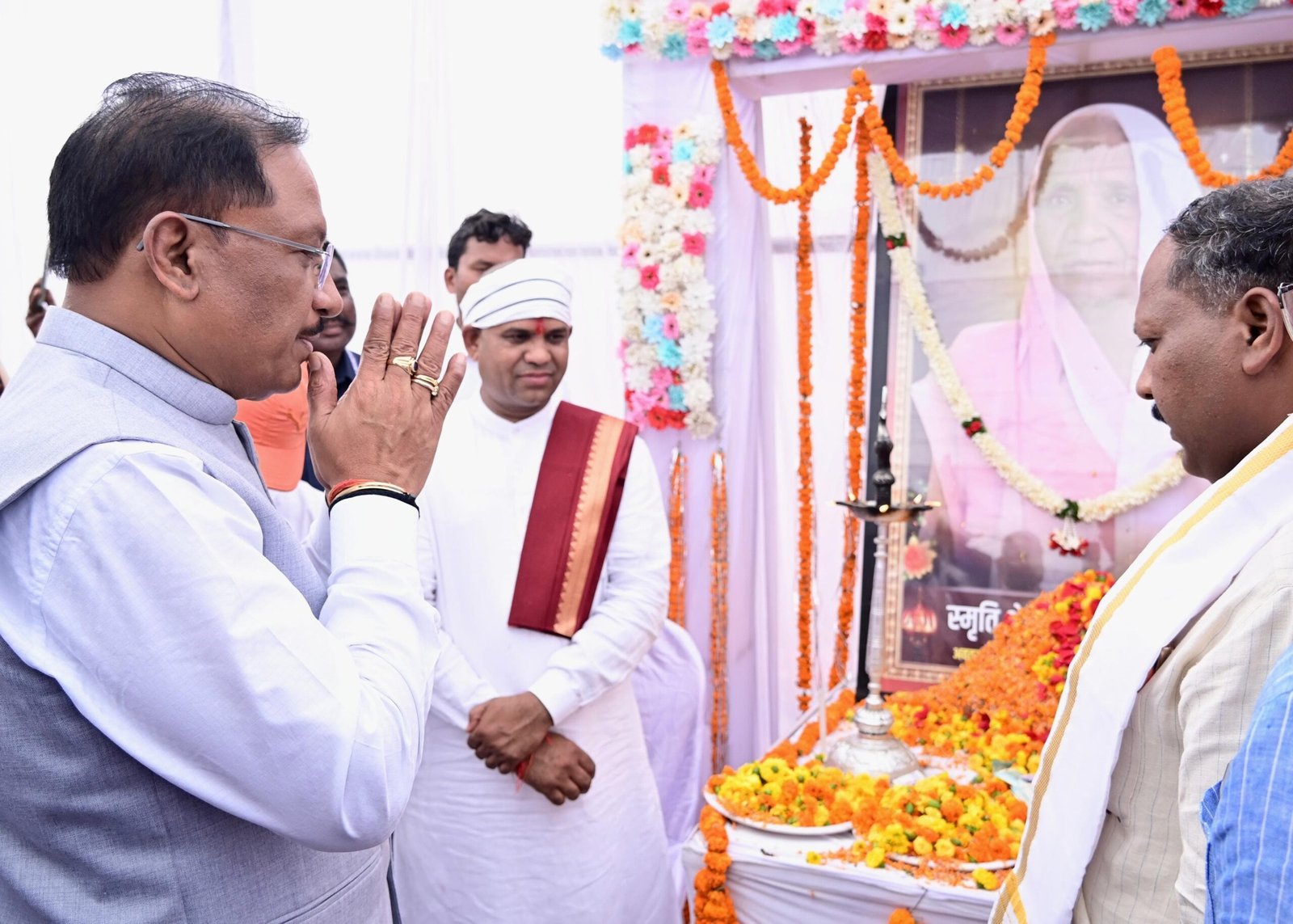मुख्यमंत्री विष्णु देव साय ने दी श्रद्धांजलि, चन्दन बाई जी की तेरहवीं में व्यक्त की शोक संतप्त परिवार के प्रति संवेदना 1 IMG 20251023 WA0019 scaled