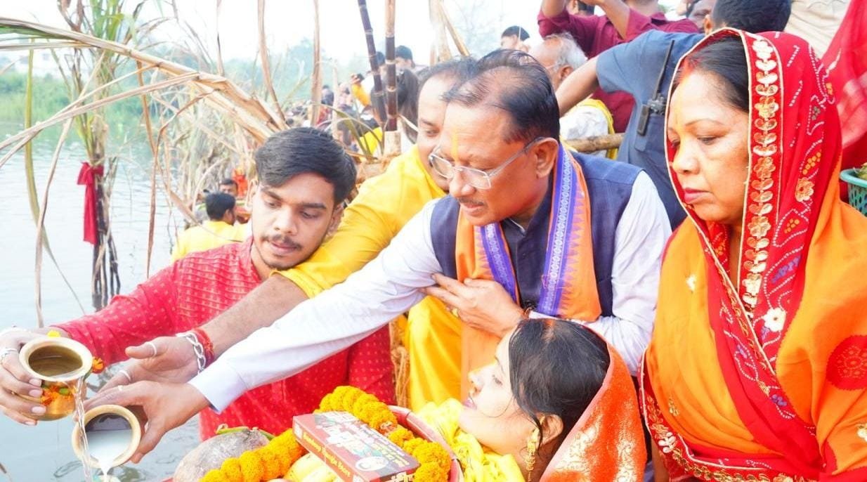 कुनकुरी छठ घाट पहुंचे मुख्यमंत्री साय: उगते सूर्य को अर्घ्य, प्रदेश की खुशहाली के लिए की प्रार्थना… 5.17 करोड़ से होगी घाट की कायापलट 1 IMG 20251028 WA0028