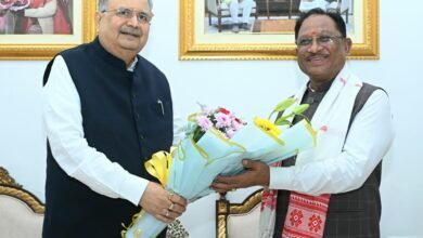 मुख्यमंत्री विष्णु देव साय को विधानसभा अध्यक्ष डॉ. रमन सिंह ने नवीन विधानसभा भवन के लोकार्पण समारोह में शामिल होने का दिया आमंत्रण 3 IMG 20251030 WA0009