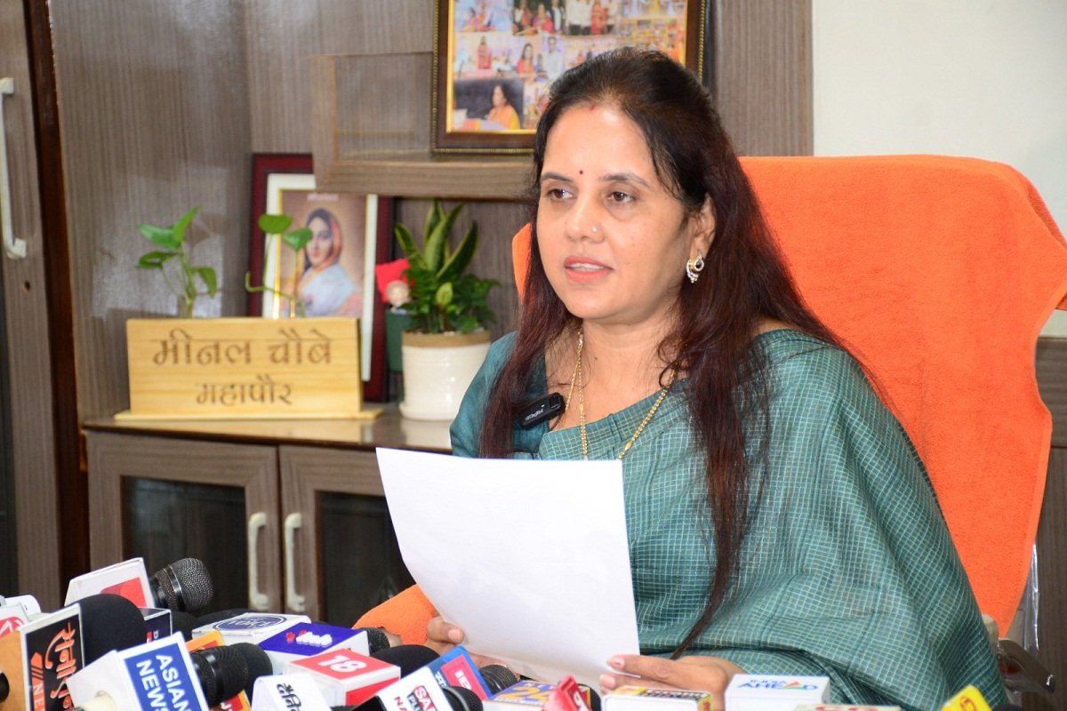 Raipur Municipal Controversy: Mayor Meenal Choubey Expresses Strong Anger Over Property Tax Notice to Temples, मोहर्रिर सुषात और अमर को कारण बताओ नोटिस, तीन दिन में स्पष्टीकरण मांगा गया, कड़ी अनुशासनात्मक कार्रवाई का अलर्ट 1 Minal chaubey news