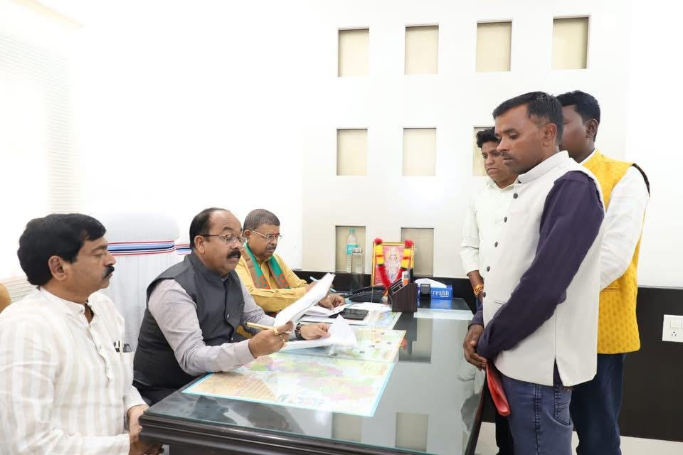 उप मुख्यमंत्री अरुण साव ने तीन घंटे तक सुनी 300 से अधिक शिकायतें : नक्सलियों के आत्मसमर्पण और बिहार चुनाव पर दिए अहम संकेत; अधिकारियों को दिए सख्त निर्देश 1 WhatsApp Image 2025 10 14 at 6.15.59 PM