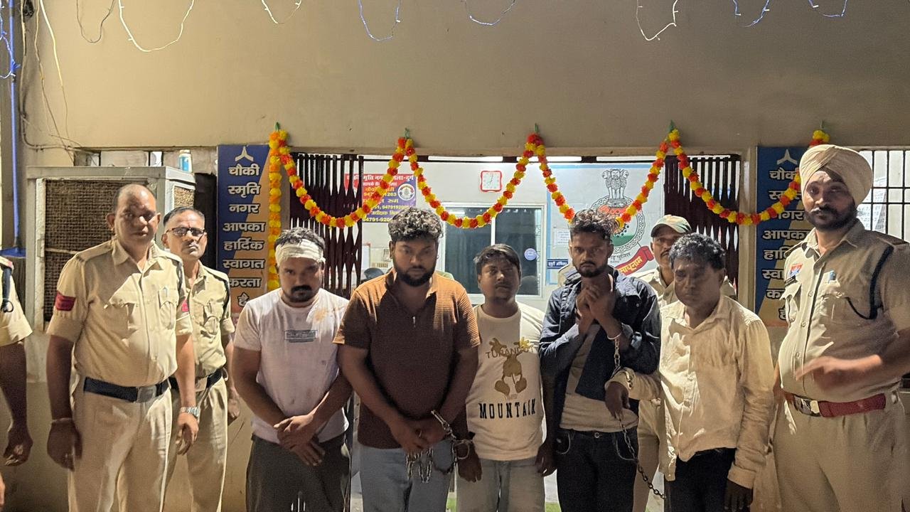 भिलाई में दबंगई की हद: महिला से छेड़छाड़, विरोध पर परिवार और पुलिसकर्मियों पर हमला, गिरफ्तार 1 WhatsApp Image 2025 10 24 at 11.02.08 AM