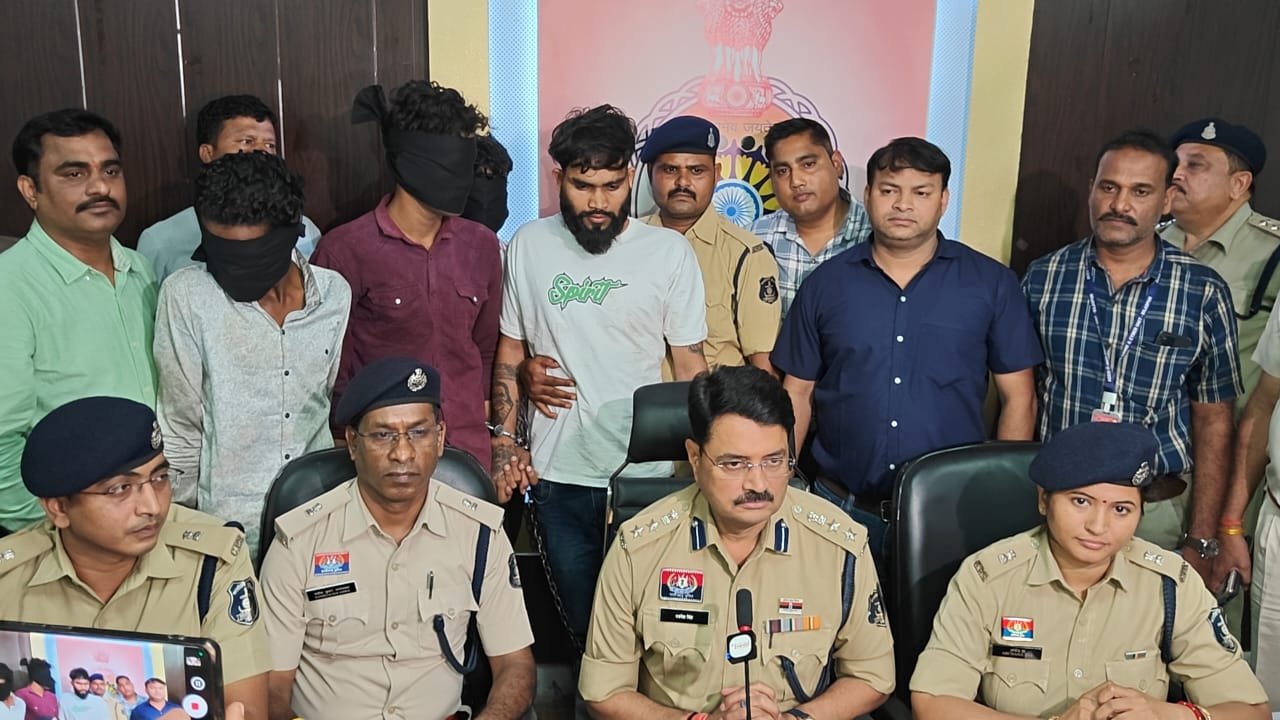 24 घंटे में पुलिस की बड़ी सफलता: जनपद उपाध्यक्ष नितेश सिंह पर फायरिंग करने वाले गिरोह का पर्दाफाश, 7 आरोपी हवालात में 1 WhatsApp Image 2025 10 29 at 9.54.11 PM