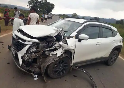 रायगढ़ में भीषण सड़क हादसा: बेकाबू कार की टक्कर से तीन की मौत, महिला समेत दो युवक मौके पर ही दम तोड़े 1 exident bekabu car 1 1761814190