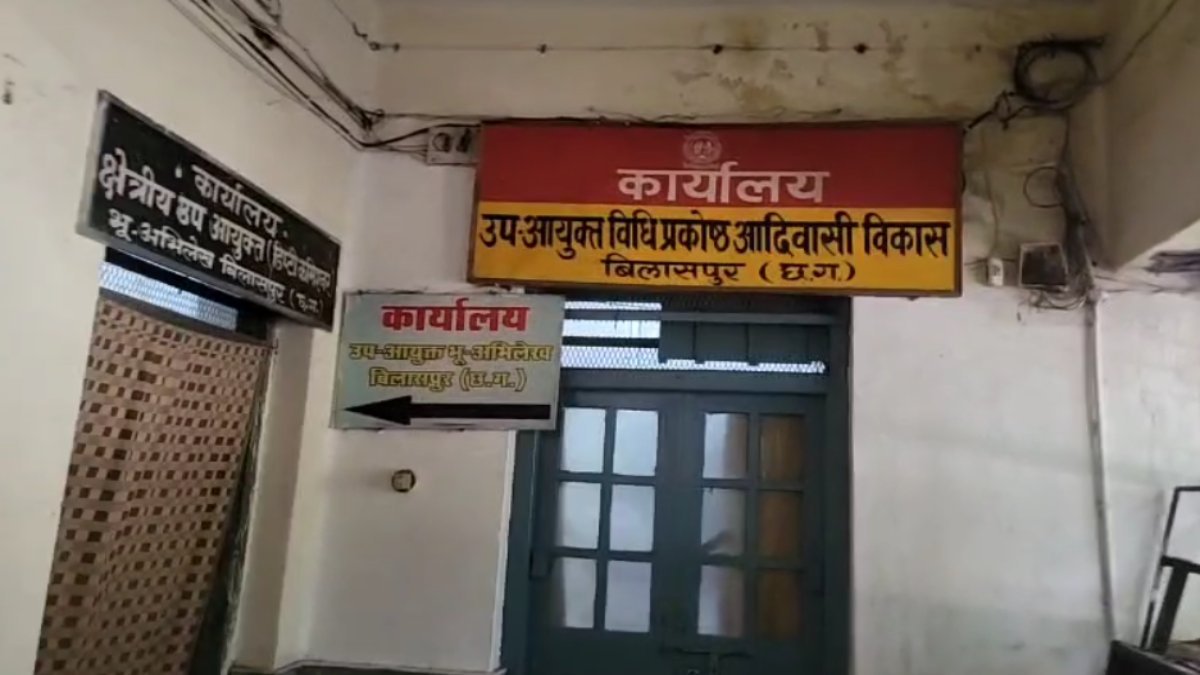 ACB Trap in Bilaspur: आदिम जाति कल्याण विभाग का बाबू 10 हजार की रिश्वत लेते रंगे हाथ गिरफ्तार 1 image 102