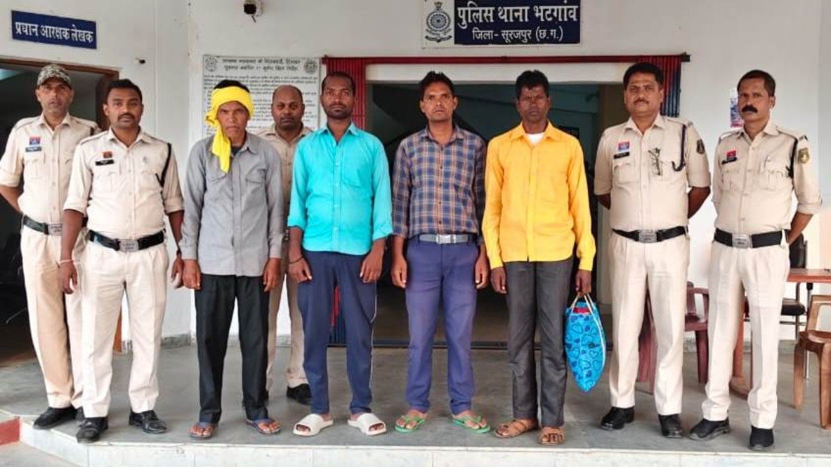 सूरजपुर में धर्मांतरण का खेल : बीमारी-गरीबी से मुक्ति का झांसा देकर ईसाई धर्म अपनाने को कर रहे थे प्रेरित, चार आरोपी गिरफ्तार 1 image 2025 10 19T215757.023