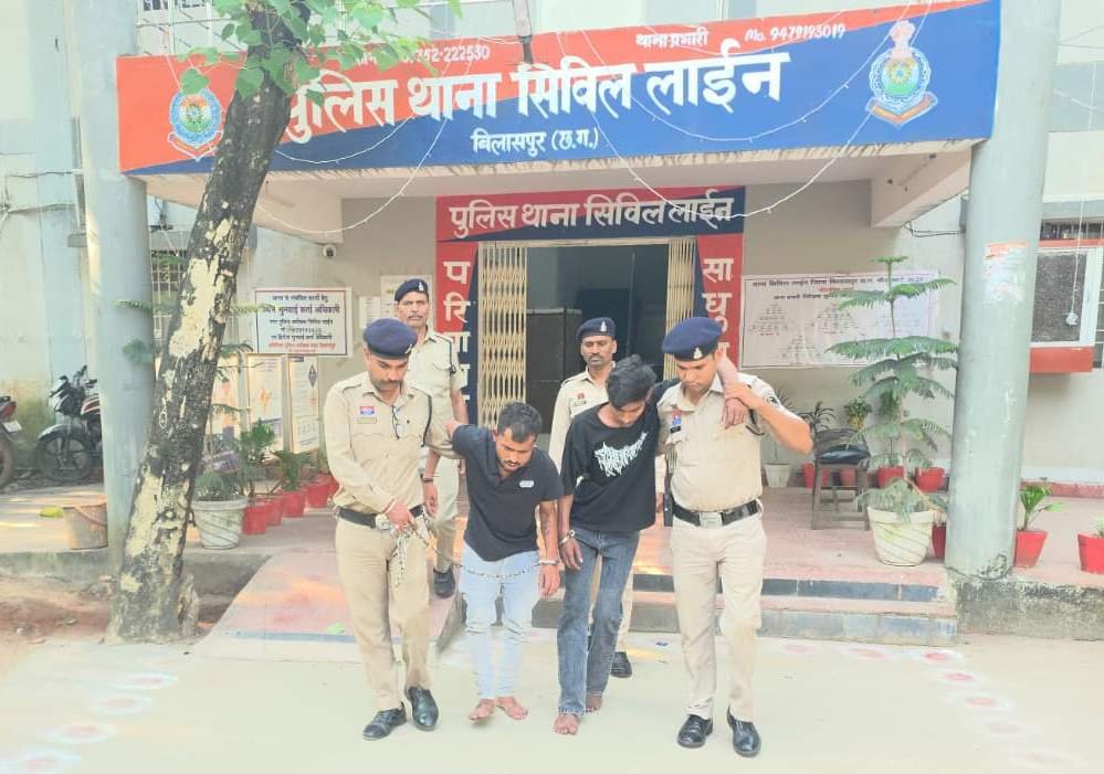 बिलासपुर रिवर व्यू रोड पर सड़क पर खूनी मारपीट का वीडियो वायरल, युवक को उठाकर जमीन पर फेंका गया – पुलिस ने 4 युवकों को हिरासत में लिया, दोनों पक्षों पर कार्रवाई जारी 1 image 56 9