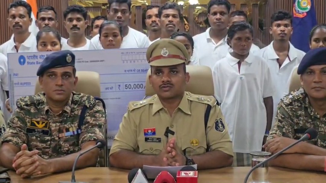 सुकमा ब्रेकिंग: 50 लाख के इनामी सहित 27 माओवादियों ने किया आत्मसमर्पण, 10 महिलाएं भी मुख्यधारा में लौटीं 1 image editor output image 1127512515 1760516194656