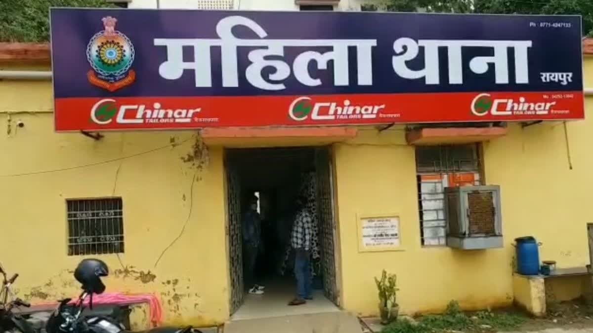 महिला थाने के सामने बुजुर्ग ने पी लिया जहर, मेकाहारा में हालत गंभीर — पहले भी झगड़े और सुसाइड नोट लिखने का मामला आया था सामने 1 raipur news 24