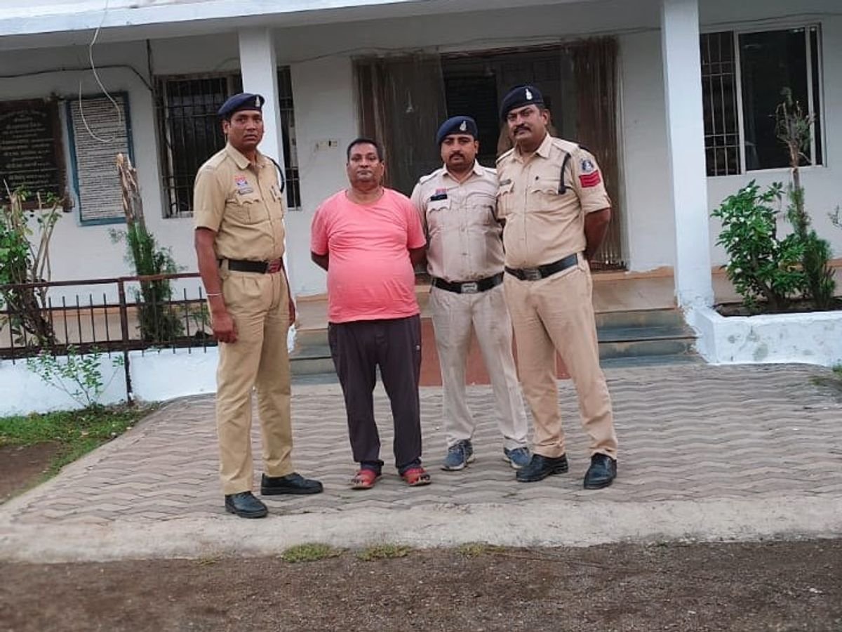 दुर्ग में सरकारी नौकरी का झांसा देकर 45 लाख की ठगी : तीन साल से फरार मुख्य आरोपी अरुण मेश्राम गिरफ्तार 1 whatsapp image 2025 10 14 at 72433 pm 1760470951