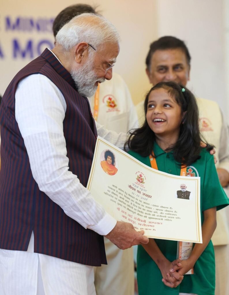 नवा रायपुर में पीएम मोदी की भावनात्मक ‘दिल से बात’: सत्य साई संजीवनी अस्पताल में हृदय ऑपरेशन से स्वस्थ हुए बच्चों से की मुलाकात, कभी कविता सुनी तो कभी हंसी-मजाक किया, बोले– “शरीर स्वस्थ रहेगा तो जीवन सफल रहेगा” 7 1002720858