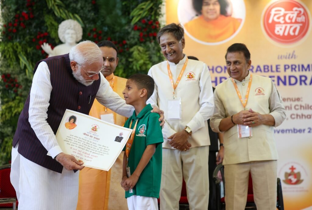 नवा रायपुर में पीएम मोदी की भावनात्मक ‘दिल से बात’: सत्य साई संजीवनी अस्पताल में हृदय ऑपरेशन से स्वस्थ हुए बच्चों से की मुलाकात, कभी कविता सुनी तो कभी हंसी-मजाक किया, बोले– “शरीर स्वस्थ रहेगा तो जीवन सफल रहेगा” 6 1002721056