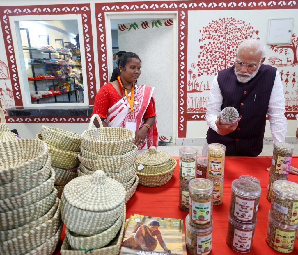 छत्तीसगढ़ की रजत जयंती पर प्रधानमंत्री नरेंद्र मोदी ने किया शहीद वीर नारायण सिंह संग्रहालय का उद्घाटन, कहा—आदिवासी वीरों का पराक्रम आने वाली पीढ़ियों को करेगा प्रेरित 5 1002721107
