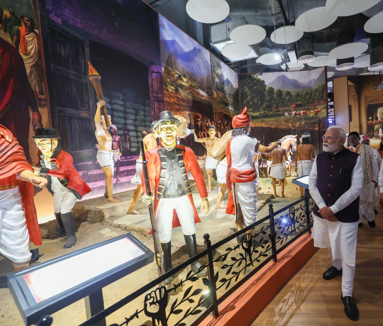 छत्तीसगढ़ की रजत जयंती पर प्रधानमंत्री नरेंद्र मोदी ने किया शहीद वीर नारायण सिंह संग्रहालय का उद्घाटन, कहा—आदिवासी वीरों का पराक्रम आने वाली पीढ़ियों को करेगा प्रेरित 1 1002721109