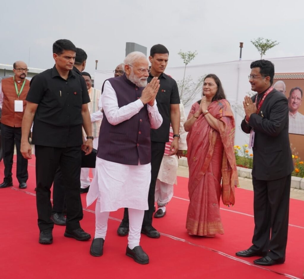 छत्तीसगढ़ की रजत जयंती पर प्रधानमंत्री नरेंद्र मोदी ने किया शहीद वीर नारायण सिंह संग्रहालय का उद्घाटन, कहा—आदिवासी वीरों का पराक्रम आने वाली पीढ़ियों को करेगा प्रेरित 2 1002722914