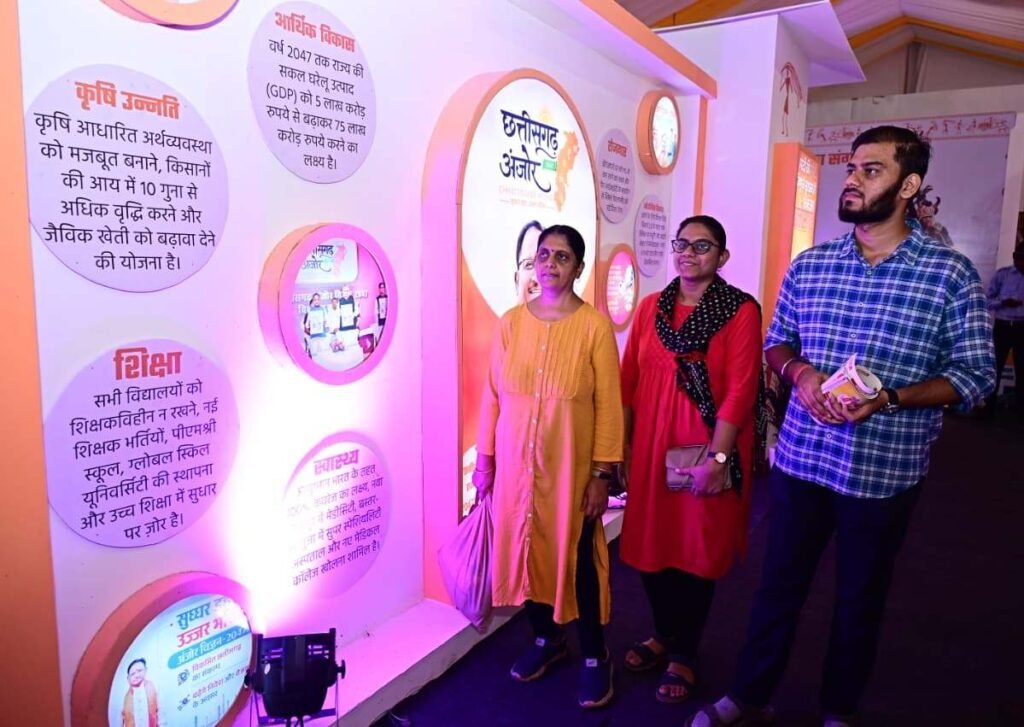 राज्योत्सव में जनसम्पर्क विभाग की फोटो प्रदर्शनी बनी आकर्षण का केंद्र, लोगों ने की जमकर सराहना 3 1002727855