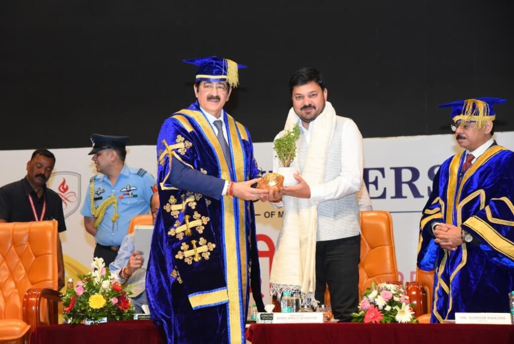 AAFT यूनिवर्सिटी के दीक्षांत समारोह में राज्यपाल रमेन डेका के साथ शामिल हुए विधायक अनुज शर्मा, बोले— “शिक्षा केवल रोजगार नहीं, आत्मनिर्भरता और सामाजिक समरसता का माध्यम है” 2 1002753197