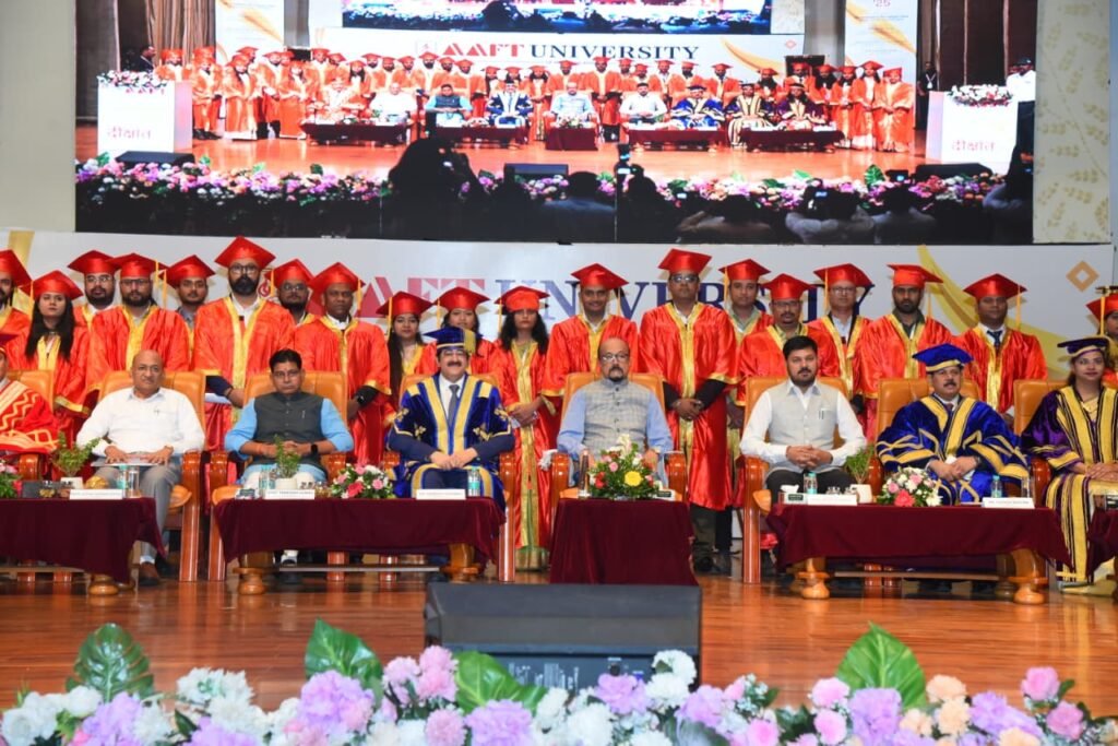AAFT यूनिवर्सिटी के दीक्षांत समारोह में राज्यपाल रमेन डेका के साथ शामिल हुए विधायक अनुज शर्मा, बोले— “शिक्षा केवल रोजगार नहीं, आत्मनिर्भरता और सामाजिक समरसता का माध्यम है” 3 1002753205