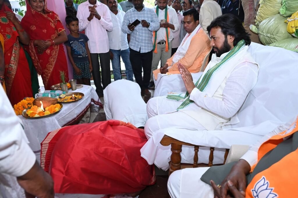 नुआपाड़ा उपचुनाव में मंत्री गुरु खुशवंत साहेब ने भरी हुंकार, जय ढोलकिया के समर्थन में उमड़ा जनसैलाब 6 1002765529