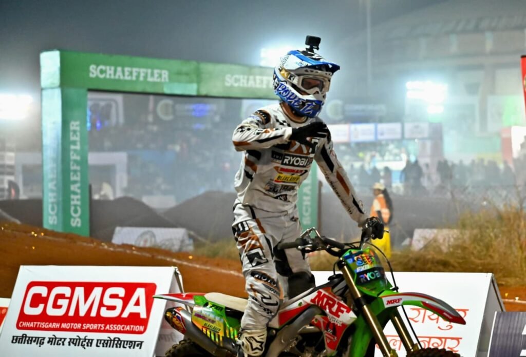 रफ्तार का जश्न रायपुर में : राष्ट्रीय सुपरक्रॉस बाइक रेसिंग चैंपियनशिप-2025 में गूंजा युवाओं का जोश, CM विष्णु देव साय बोले — “जीवन अनमोल है, हेलमेट पहनें, जिम्मेदार बनें” 4 1002774062