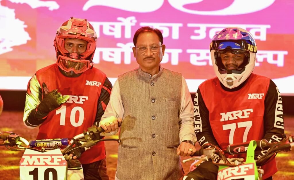 रफ्तार का जश्न रायपुर में : राष्ट्रीय सुपरक्रॉस बाइक रेसिंग चैंपियनशिप-2025 में गूंजा युवाओं का जोश, CM विष्णु देव साय बोले — “जीवन अनमोल है, हेलमेट पहनें, जिम्मेदार बनें” 2 1002774092